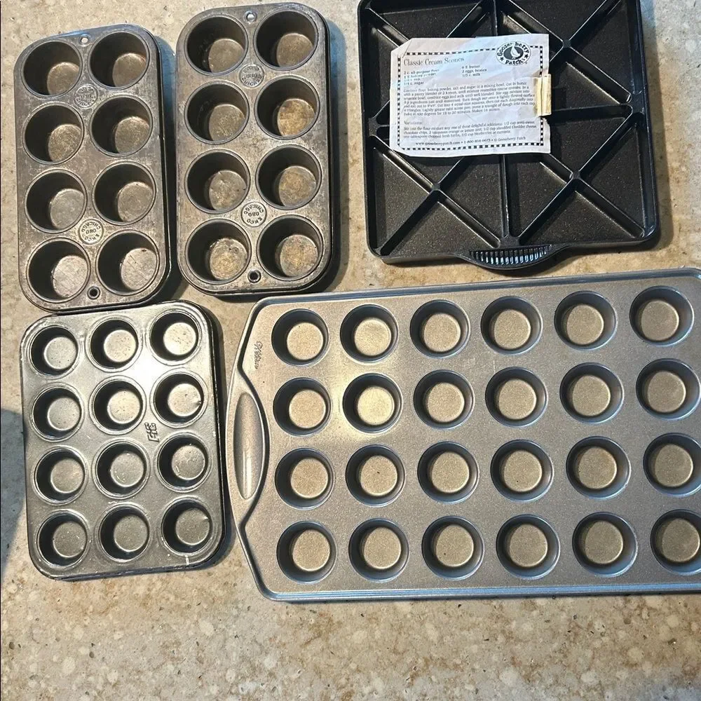 Five piece mini cupcake, mini scones, mini tart pans e USA made Nordic ware Echo
